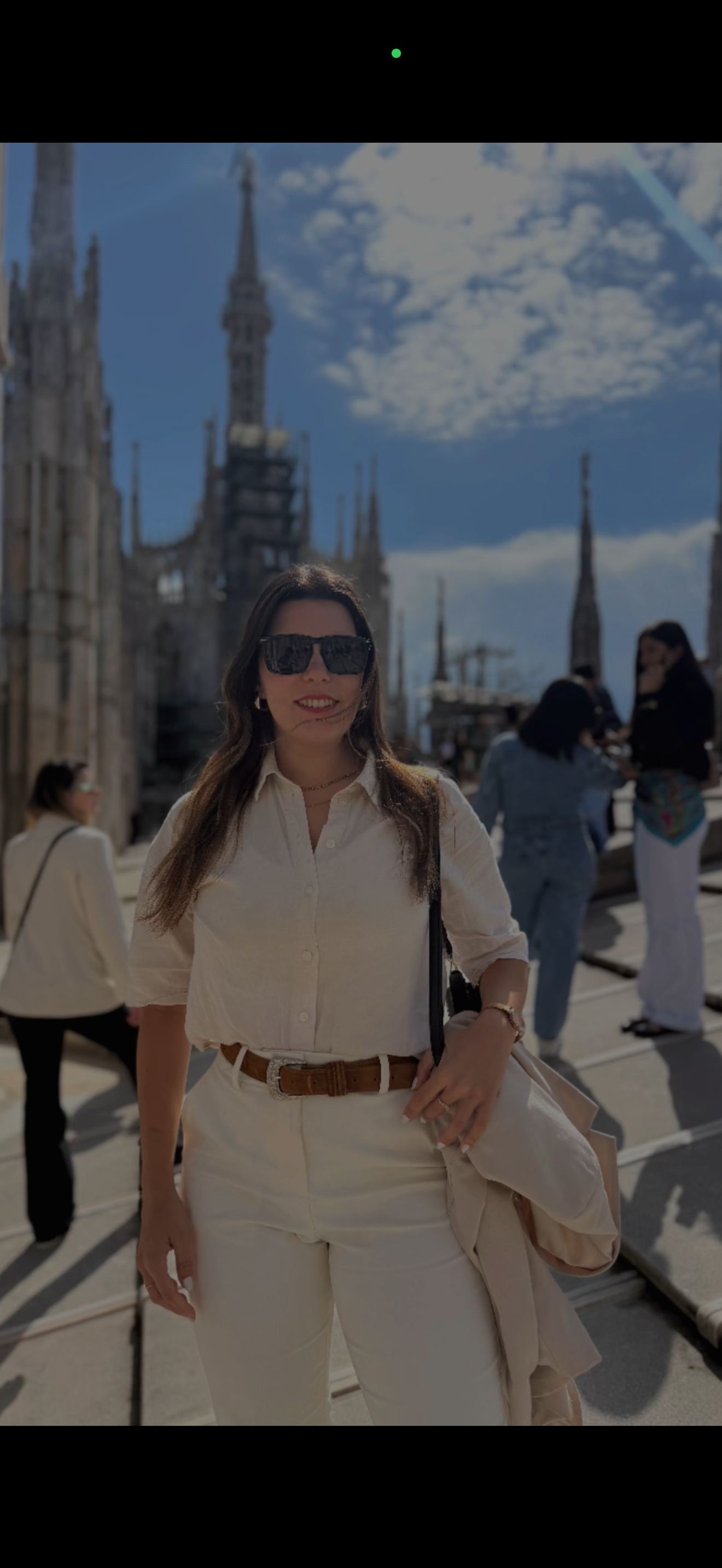 Lali en la terraza del Duomo de Milán en un día soleado